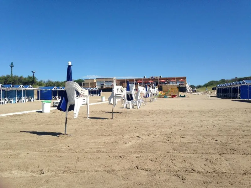 Playa, sombrillas y carpas