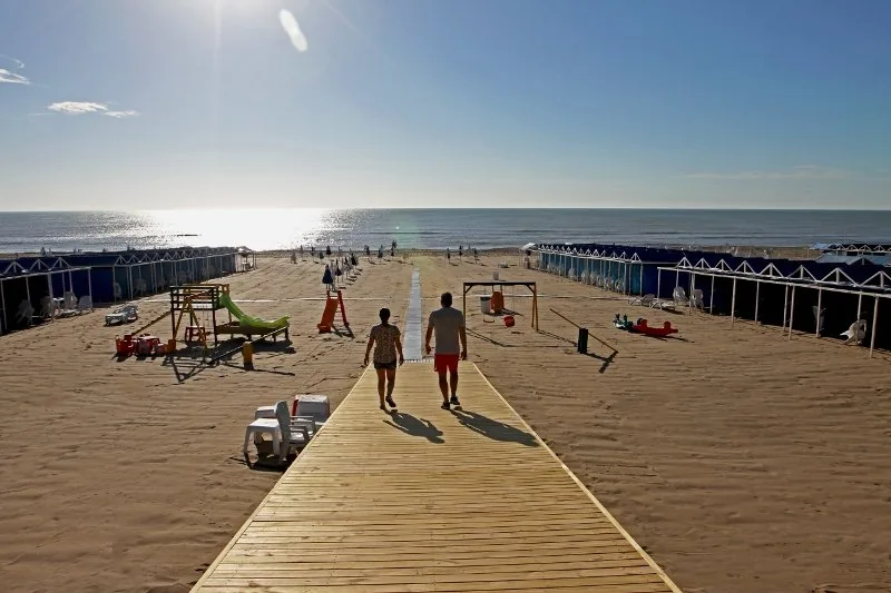 Pasarela de madera hacia la playa